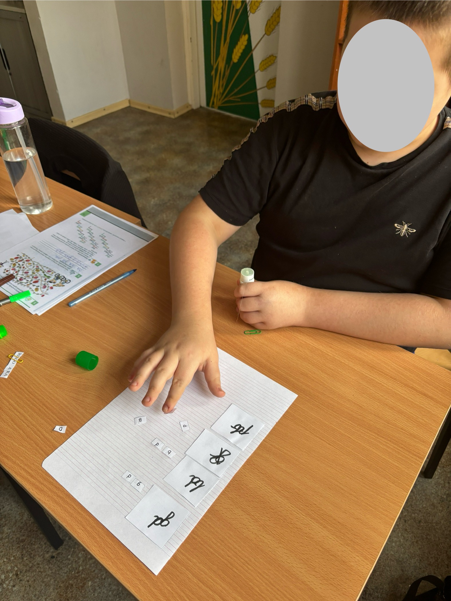 Ćwiczenie percepcji wzrokowej i koordynacji wzrokowo-ruchowej na materiale literowym - utrwalanie głosek graficznie podobnych d-b, g-p - lekcja otwarta 